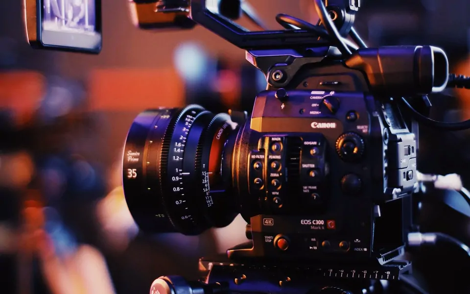 Sette profesyonel sinema kamerası ve objektifi